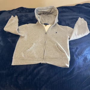 Polo zip - Polo zip bra skick inga defekter.  Passar någon som är 152 cm lång  