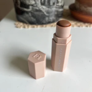Fenty match stick - Fenty beauty match stick i färgen truffle 04. Testad 