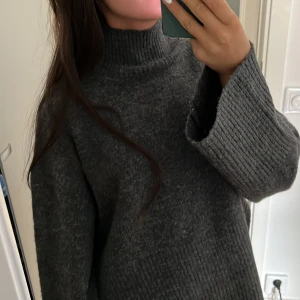 Stickad tröja  - Sååå himla skön stickad tröja från Gina Tricot som passar så bra nu till hösten. Säljer pga att den aldrig kommit till användning. Den är i storlek xs. Pris kan diskuteras 