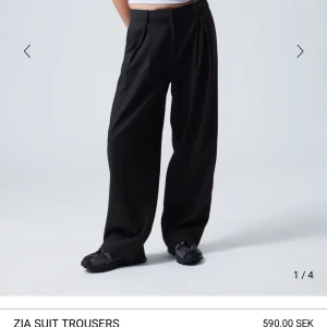 Gråa kostymbyxor  - Gråa weekday kostym byxor köpta för 590 men säljer pga att de ej passar