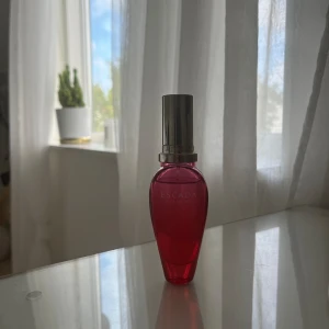 Parfym escada - Säljer escada flor del sol parfym. Flaskan rymmer 30 ml och endas få sprut är tagna.  Hör gärna av dig vid frågor❤️
