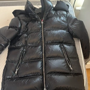Stilren och varm vinterjacka i storlek S - Säljer MASSIMO DUTTI. Pga fel köp i storlek  men har använt den 2 gånger. Den är supervarm o lätt och snygg. Priset kan Diskuteras
