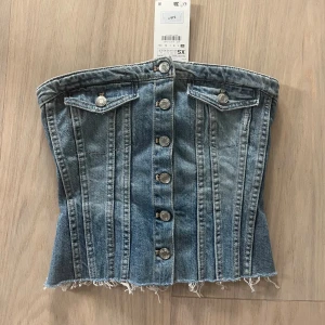 Jeans topp - Oanvänd jeans topp från zara med lapp kvar. Går inte att köpa på zara längre. Köpt för 329. Hör gärna av dig vid frågor.❤️