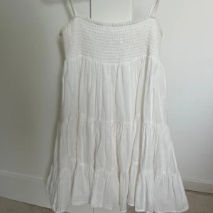 Zara klänning - Säljer denna super fina zara klänningen, som inte går att köpa längre🩷hör gärna av dig vid frågor!❤️