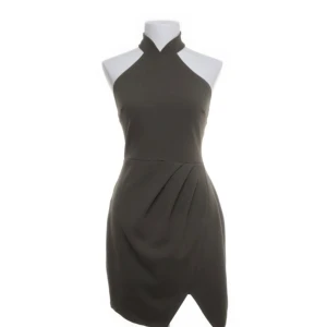 Klänning - Halterneck klänning i olivgrön färg. Öppen rygg och liten slits på framsidan. Storlek uppskattas till S