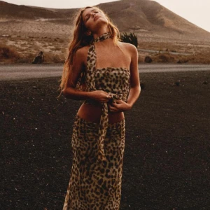 Leopard topp från zara - Säljer denna snygga leopard toppen som är perfekt för fest eller middagar💗 den passar S-L då den är stretchig! Den sätter sig jätte snyggt på 💗 Använt en gång