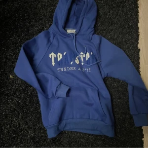 Blå Trapstar Hoodie - Blå trapstar hoodie storlek S. Perfekt skick, som ny. Pris kan diskuteras