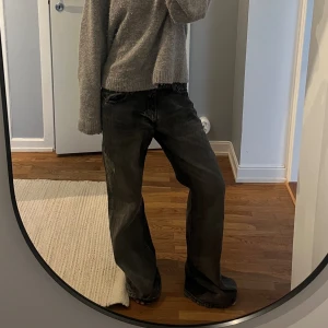 ZARA jeans - Zara Jeans i storlek 36. Sitter lite oversized och är väldigt långa 🩶
