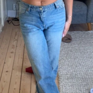 Lågmidjade jeans - Ljusblå Lågmidjade jeans från monki. Storlek 27/30
