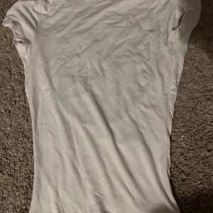 Vit t-shirt - Säljer en enkel och stilren vit t-shirt. öppen rygg, nyskick 