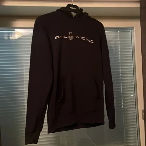 Sail racing hoodie  - En skön sail racing hoodie som var köpt förra året och har vuxit ur mig