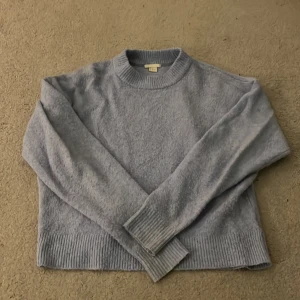 Blå stickad tröja 💕 - Blå stickad tröja som är o okej skick, den har nopprar och därav priset💕