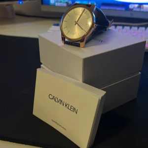 Calvin Klein klocka  - 10/10 skick använd ett fåtal gånger boxen ingår och skickas samma dag 600 kr