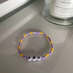 Egengjort pärlarmband  - Egengjort pärlarmband med FBK på