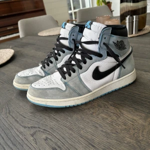 Jordan 1s University Blue - Tja säljer mina gamla jordans. -Inte använda på ungefär 1 år -Rena, fräscha och tvättade -Inte mycket/hårt använda -Nypris: ca 6000kr -Mitt pris: 2000kr -Storlek 44 