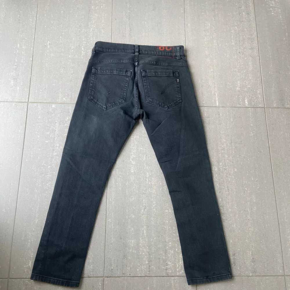 Säljer nu dessa sjukt snygga dondup jeans i storlek 28 och väldigt bra skick, skriv för fler frågor/bilder🙌🏼. Jeans & Byxor.