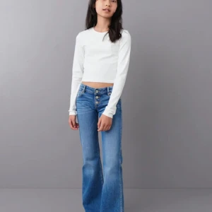 Lågmidjade blåa jeans  - Köpta för inte så länge sedan typ aldrig använda nästan i ny skick inga defekter på dålig kvalitet jätte bra skick 10/10 ny pris 349kr