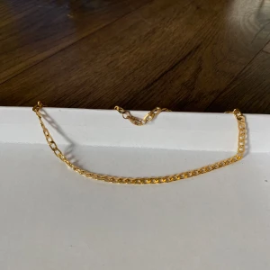 Guldkedja Halsband - • 39 cm långt i omkrets • Okänd metall • Helt nytt och oanvänt • Färgen är lite varmare än på bilderna men inte mycket 