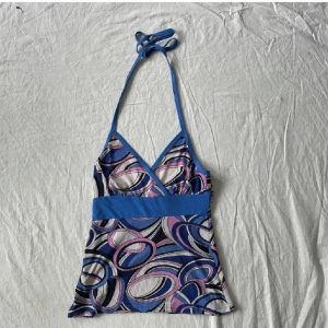 halterneck topp - super söt topp! ganska stretchigt material så passar xs-m. säljer då den inte kommer till användning. bilderna är lånade❣️