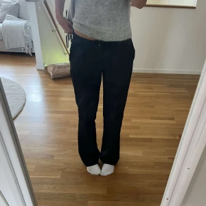 Bikbok kostymbyxor - Jätte snygga trendiga kostymbyxor från bikbok i modellen vera 💞 De är i bra skick och säljs då de har blivit förstora 🥰