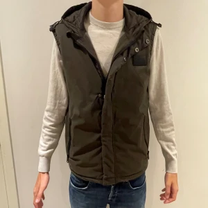 Polo club väst - En fet väst från märket polo club skick 8/10 har använts en del men finns ingen tecken på användning. Nypris 2200 och mitt pris endast 499. Modellen är 185 och väger 60 kg. Skriv ifall ni har frågor!