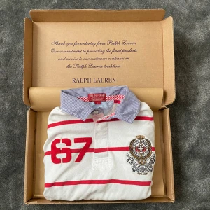 Ralph Lauren Tröja - Ralph Lauren sweatshirt/skjorta i storlek L. Skick 8,5/10. Materialet är i 100% bomull. Ralph Lauren låda fås med till tröjan. Bara att skriva vid minsta fundering! Modellen på bilden är 180 cm och väger 62 kg