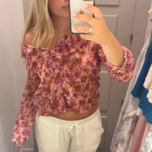 Rosa blommig blus  - Säljer denna supersöta blommiga blus från Cortifiel, köpt i Spanien🌺🌸. Säljer den eftersom den tyvärr inte kommer till användning. Endast använt ett fåtal gånger, så relativt nyskick. 🥰🥰 nypris 450kr