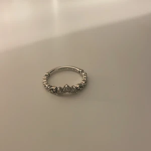 Pandora ring - Regal Swirl Tiara Ring Säljs pga jag använder mer guld smycken 