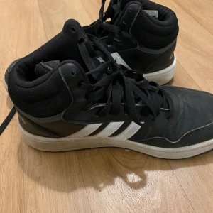  Svarta Adidas skor  - Med lite tvätt så är de de som helt nya 