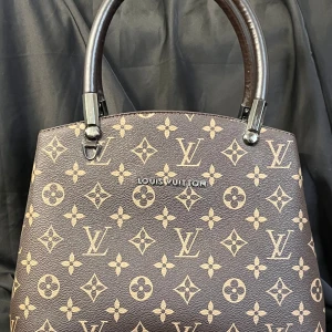 Väska  - Säljer min väska då jag inte använder den är nästan som ny bara använd ett fåtal gånger. Köparen står för frakten💕