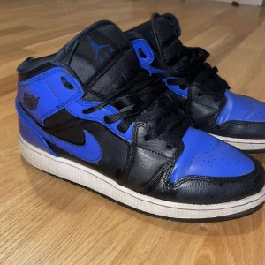 Jordan 1 Mid  - Storlek 40, använd ganska många gånger, lite sönder vid hälen inuti skon men känns ej 