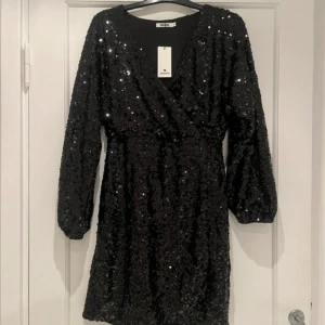 Svart paljett klänning  - Super fin paljett klänning ifrån indiska 😍😍 Helt ny!! Köpte den för 699kr!!   Storlek: M