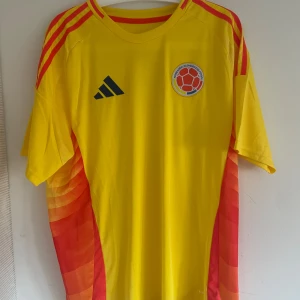 Colombia fotbolls tröja  - Fick denna i present eftersom jag är från Colombia men den var väldigt stor på mig så jag tänkte sälja den istället. Den är helt oanvänd. Nypris 1149kr. Skriv gärna om du har mer frågor.