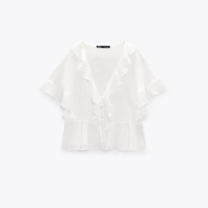 Zara blus - Vit blus från zara🤍 Använd endast en gång! Köparen står för frakten☺️Skriv privat för bilder på. Börja buda från 150kr