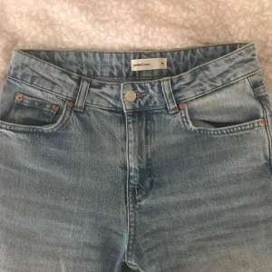 Jeans - Säljer då de aldrig kommer till användning. Jeansen är i fint skick, skriv gärna för fler bilder!