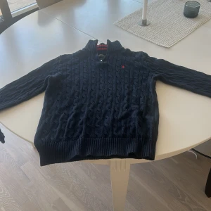 Polo halvsip  - Nästan helt ny polo halvsip i storlek L (14-16) i barn! Väldigt bra skick 9/10 knappt använd. Pris kan diskuteras!