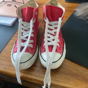 röda converse  - snygga röda converse som säljs för den är alldeles för stora för mig, används 2 gånger ❤️