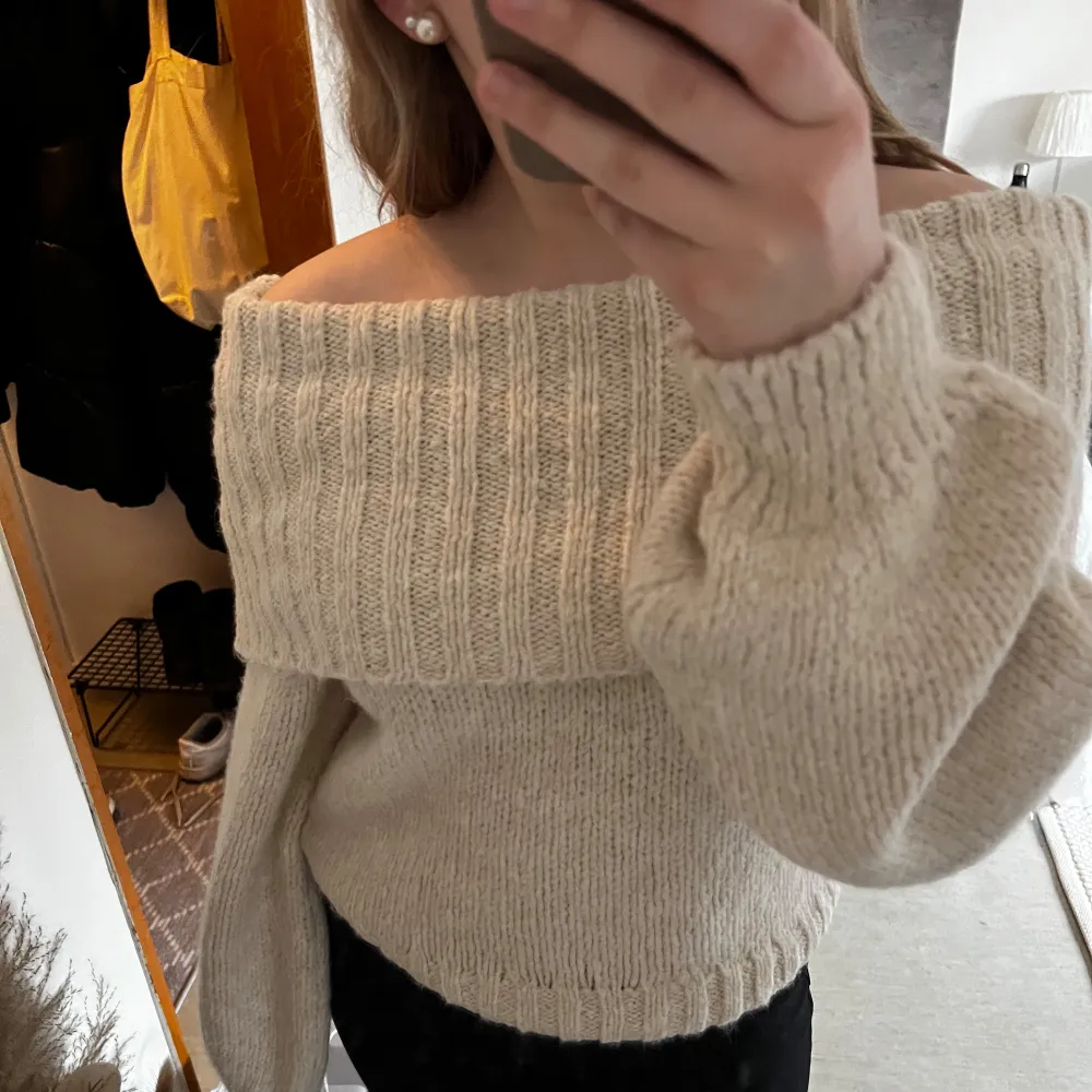 Säljer min beiga stickade off shoulder tröja från Gina Tricot. Tröjan är endast prövad och är därmed i helt nytt skick. Passar perfekt till hösten🩷☺️. Stickat.