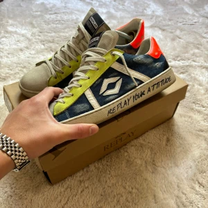 Replay Skor - Skor från märket Replay. Unika men riktigt feta skor. Skick 7/10. Använda. Storlek 42. Box ingår. 