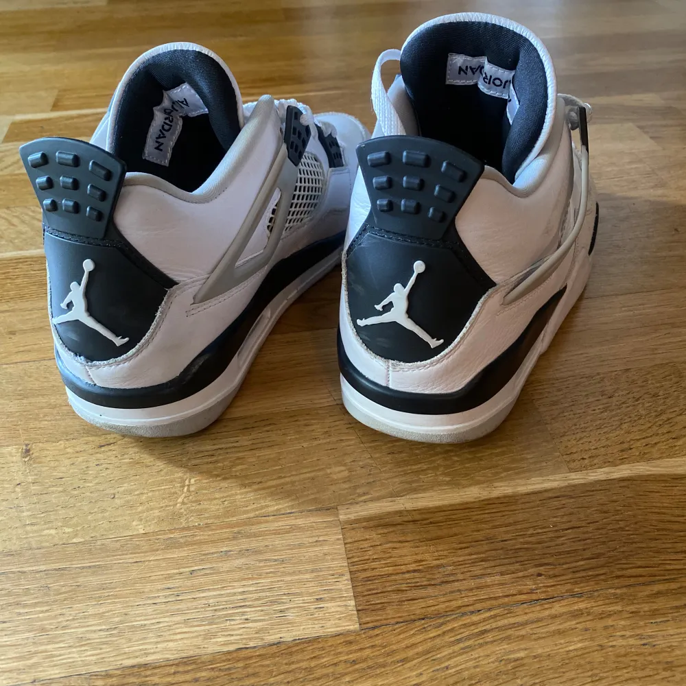 Jordan 4 military black till salu. Använda ett få tal gånger men har inte använt de på länge. . Skor.