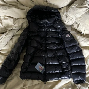 Moncler Maya dam - Moncler Maya jacka till salu, knappt använd så extremt fin i skicket! Storlek XS/S 