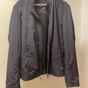 Tunn svart jacka från Hugo Boss  - Tunn svart jacka från Hugo Boss. Plagget saknar storleksangivelse men den sitter som (S/M)! Skriv vid intresse för exakta mått 😊 Bra skick.  