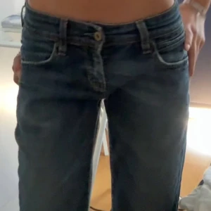 Lågmidjade jeans - Säljer dessa snygga lågmidjade levis jeans köpta från vinted då de tyvärr inte passade mig💞 Lånade bilder från förra ägaren💗Skriv privat för frågor🩷🩷 Midjemått: 35 cm rakt över Innerbensmått: Ca 80 cm