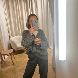 V-ringad kofta - Perfekta höstkoftan! Mohair/ull från Hm premium. Inget att anmärka i skicket, tvättat med fintvättmedel enstaka gånger. Oversized fit Säljer även samma i svart!