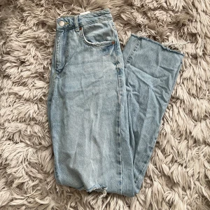 Jeans från bikbok  - Säljer ett par skitsnygga jeans från bikbok som tyvärr är för små för mig. Strl 25/32💕