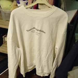 En swetater ifrån Lager 157  - Passar även Large och är bästan helt oanvänd 