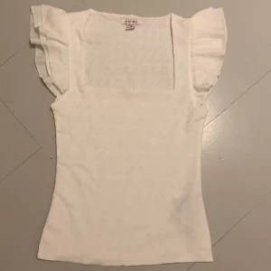 Vit blus - Supersöt vit blusliknande tröja som är helt oanvänd🌸Passar både XS och S🌟