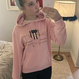 GANT hoodie rosa 💕 - Storlek s , inga märken eller hål, inte heller använd för att jag inte gillar den! 
