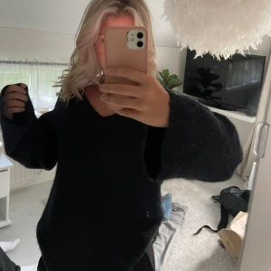 Stickad tröja - Säljer denna marinblåa stickade tröja med v-ringning. Man kan antingen ha den som på första bilden men urringningen framåt eller som på andra och tredje bilden med urringningen bakåt.