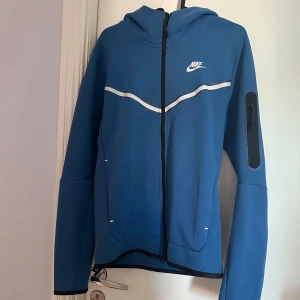 Nike Tech Fleece  - Säljer denna Nike tech då den inte kommer till användning längre. Den är i ett väldigt bra skick då den knappt är använd 